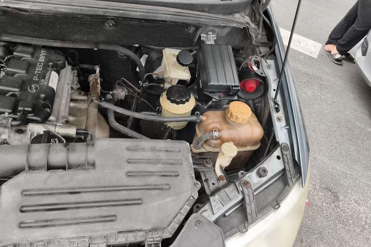 Used Wuling Hongguang 2013 1.5L Base Version Engine Bay Left
