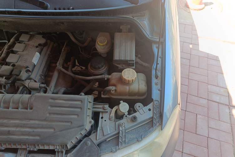 Used Wuling Hongguang 2013 1.5L Base Version Engine Bay Left
