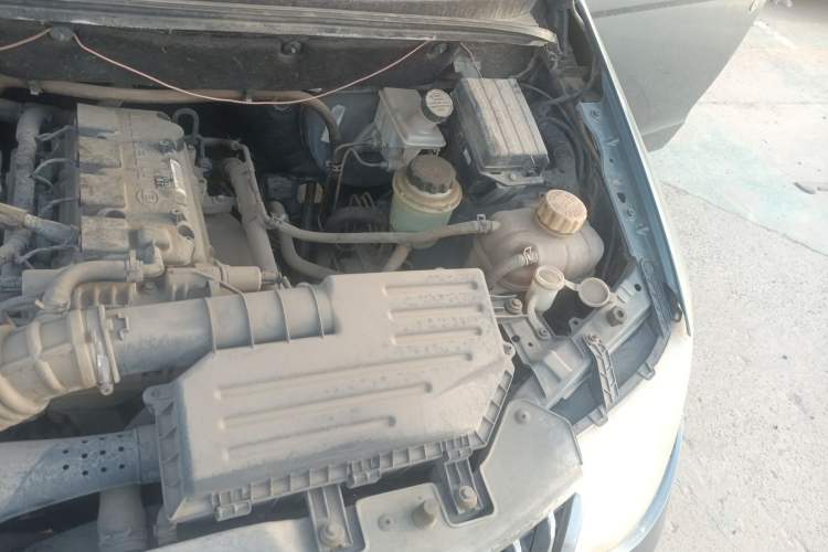 Used Wuling Hongguang 2013 1.5L Standard Version Engine Bay Left