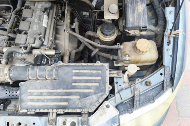 Used Wuling Hongguang 2013 1.5L Standard Version Engine Bay Left