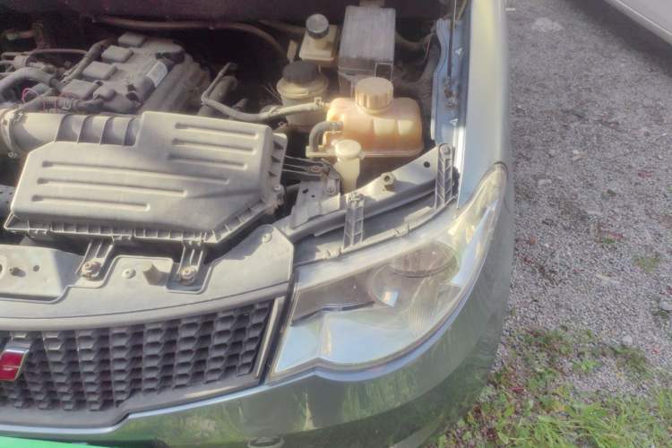 Used Wuling Hongguang 2013 1.5L Base Version Engine Bay Left
