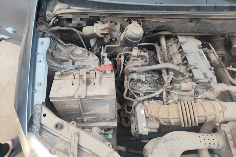 Used Wuling Hongguang 2013 1.5L Standard Version Engine Bay Right