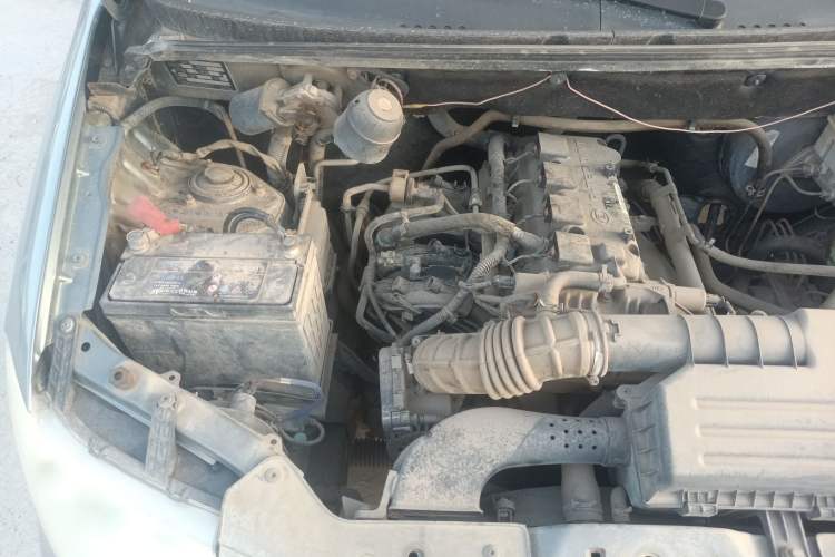 Used Wuling Hongguang 2013 1.5L Standard Version Engine Bay Right
