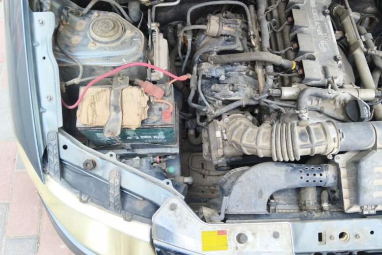 Used Wuling Hongguang 2013 1.5L Standard Version Engine Bay Right