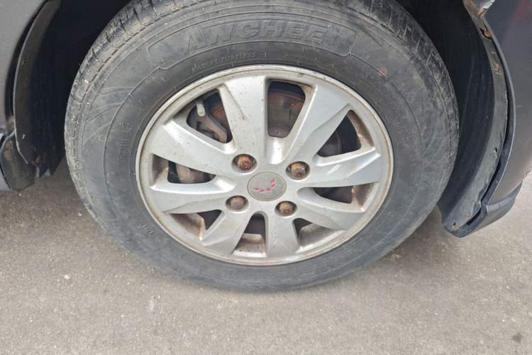 Used Wuling Hongguang 2013 1.5L S Comfort Model Right Front Wheel Hub