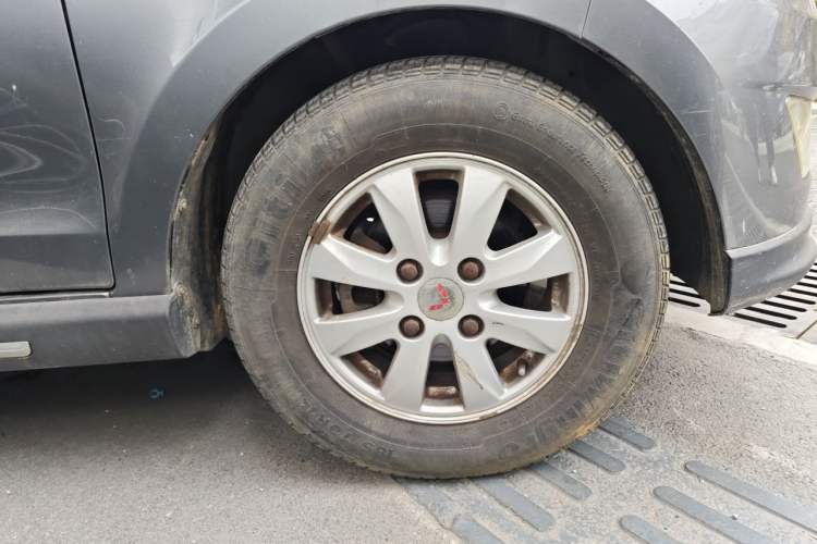Used Wuling Hongguang 2013 1.5L S Comfort Model Right Front Wheel Hub