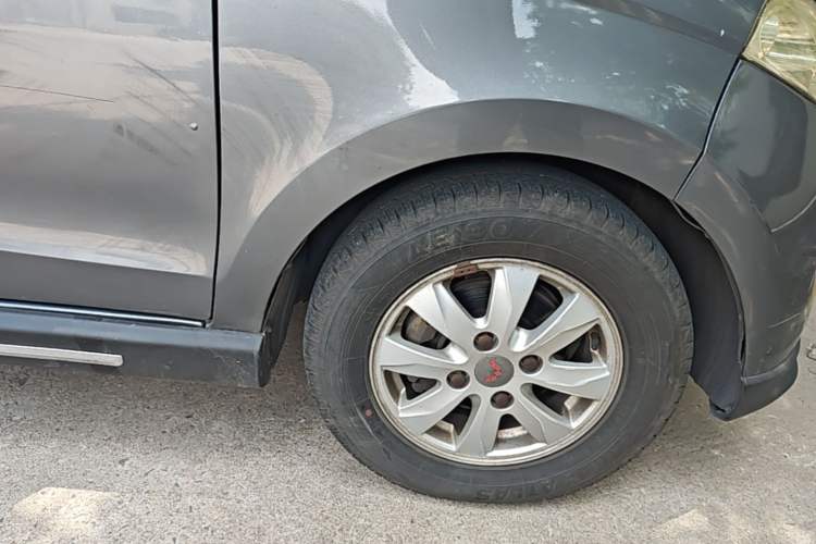 Used Wuling Hongguang 2013 1.5L S Luxury Model Right Front Wheel Hub