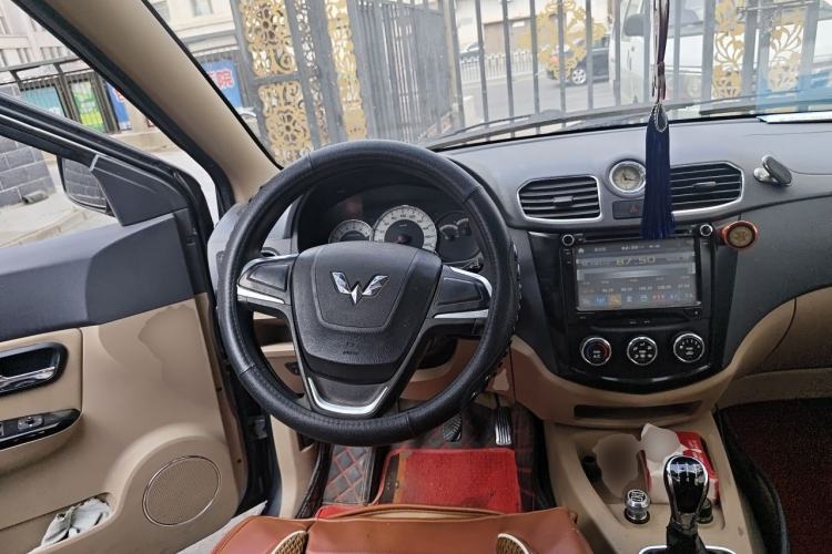 Used Wuling Hongguang 2013 1.2L S Comfort Model China IV Standard Steering Wheel