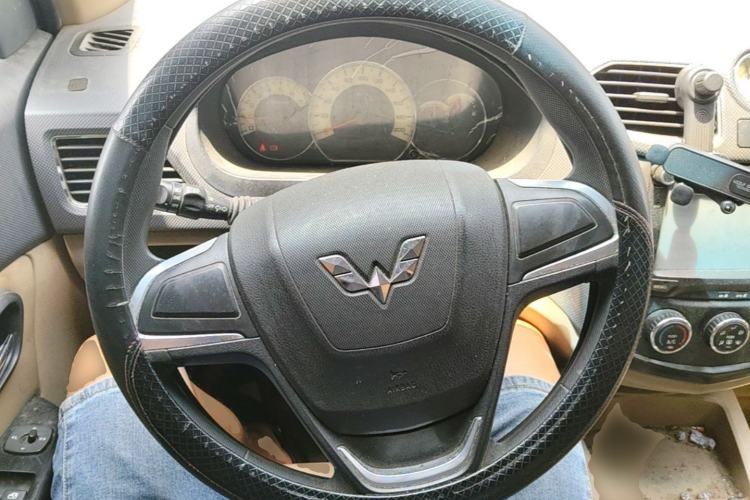 Used Wuling Hongguang 2013 1.2L S Comfort Model China IV Standard Steering Wheel