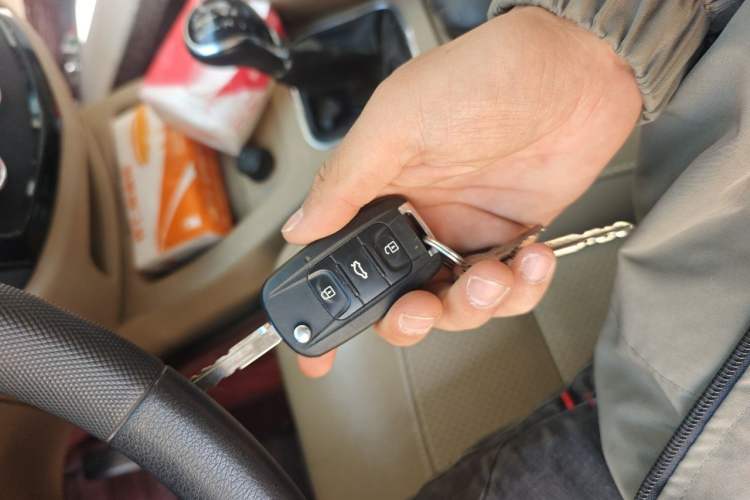 Used Wuling Hongguang 2013 1.2L S Comfort Model China IV Standard Vehicle Key