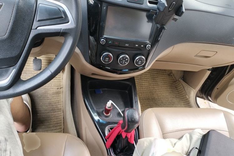 Used Wuling Hongguang 2013 1.5L S Luxury Model Center Console