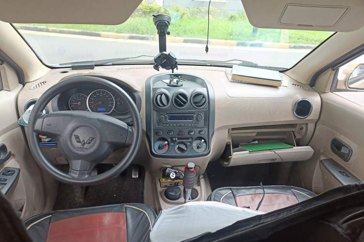 Used Wuling Hongguang 2013 1.2L S Comfort Model China IV Standard Center Console
