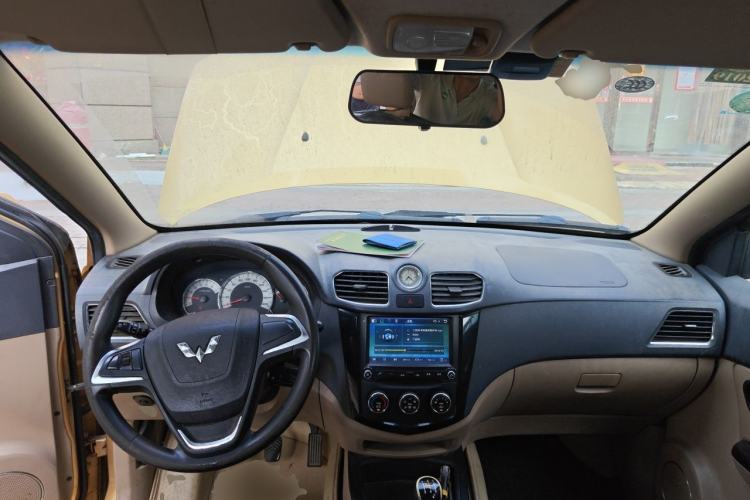 Used Wuling Hongguang 2013 1.5L S Luxury Model Center Console
