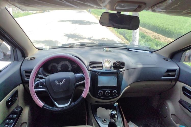 Used Wuling Hongguang 2013 1.5L S Luxury Model Center Console