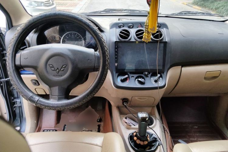 Used Wuling Hongguang 2013 1.5L Luxury Model Center Console