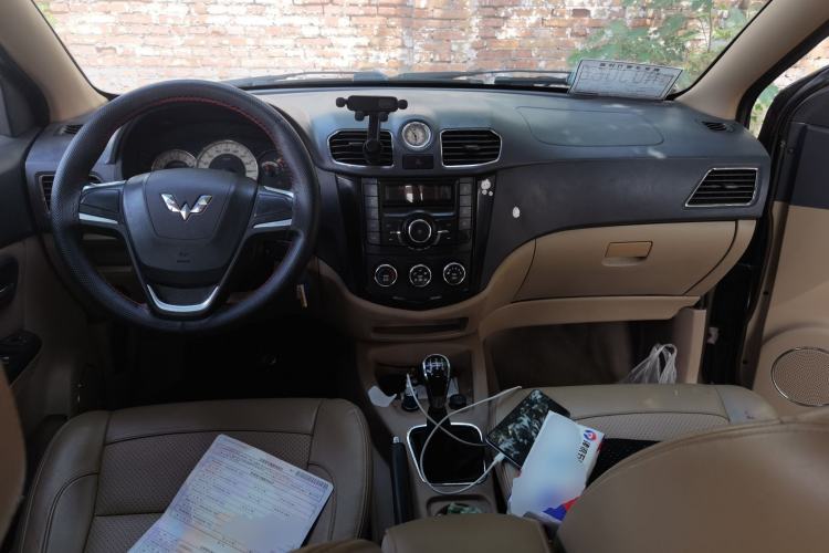 Used Wuling Hongguang 2013 1.5L S Comfort Model Center Console