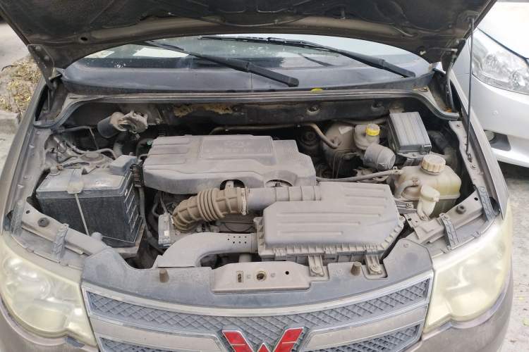 Used Wuling Hongguang 2013 1.5L S Luxury Model Engine Bay
