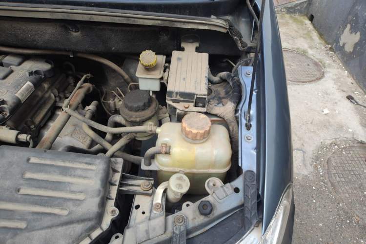 Used Wuling Hongguang 2013 1.5L Base Version Engine Bay Left