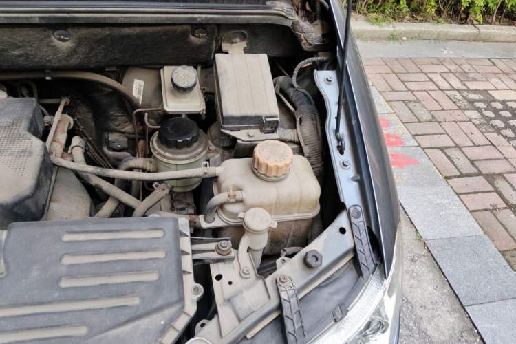 Used Wuling Hongguang 2013 1.5L Luxury Model Engine Bay Left