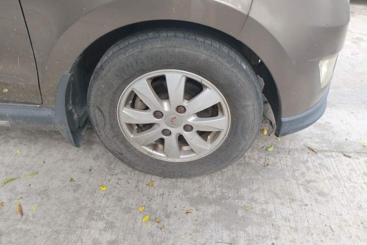 Used Wuling Hongguang 2013 1.5L S Luxury Model Right Front Wheel Hub