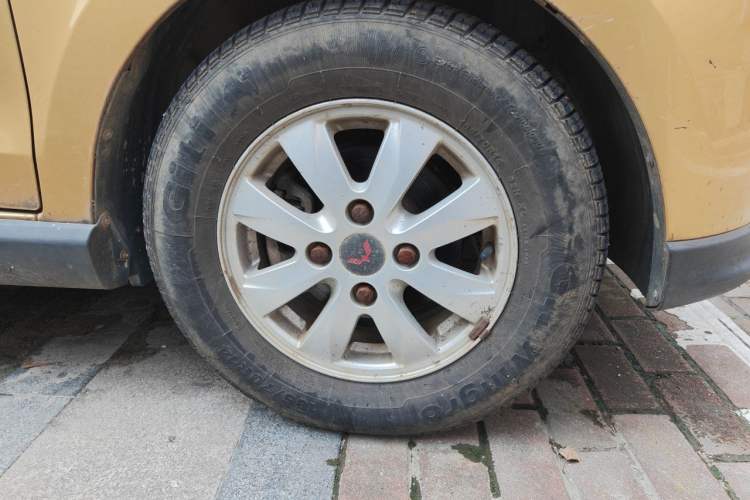 Used Wuling Hongguang 2013 1.5L S Luxury Model Right Front Wheel Hub