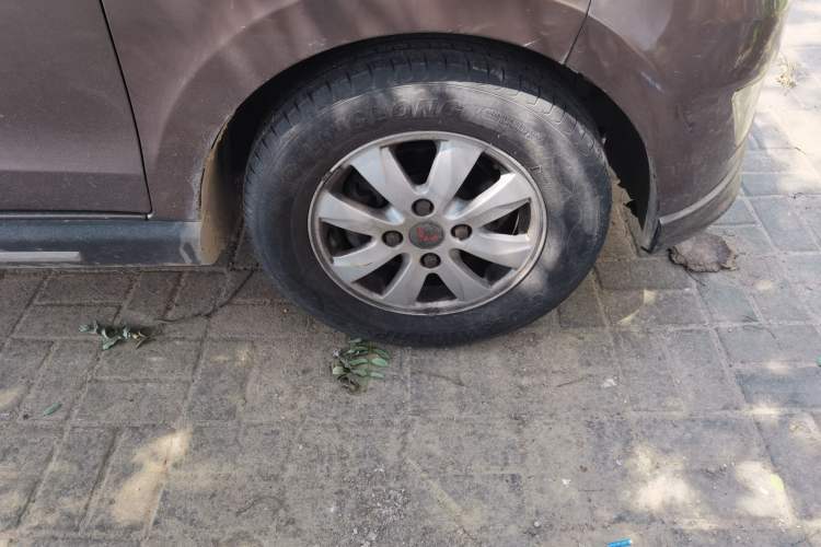 Used Wuling Hongguang 2013 1.5L S Comfort Model Right Front Wheel Hub