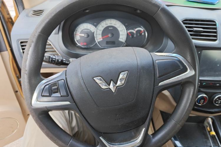 Used Wuling Hongguang 2013 1.5L S Luxury Model Steering Wheel