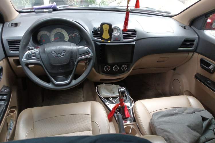 Used Wuling Hongguang 2013 1.5L S Luxury Model Center Console