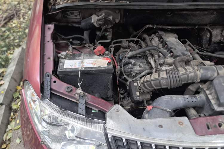 Used Wuling Hongguang 2013 1.5L Standard Version Engine Bay Right
