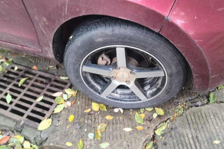 Used Wuling Hongguang 2013 1.5L Standard Version Right Front Wheel Hub