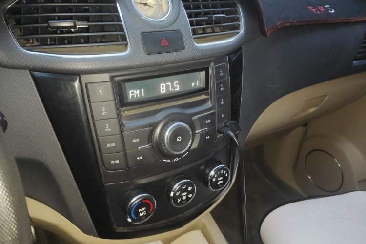 Used Wuling Hongguang 2013 1.2L S Comfort Model China IV Standard Audio And AC Panel