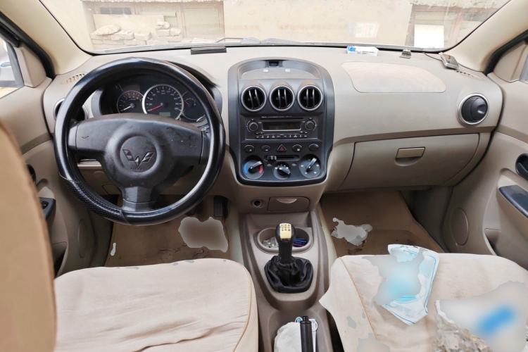 Used Wuling Hongguang 2013 1.5L Comfort Model Center Console