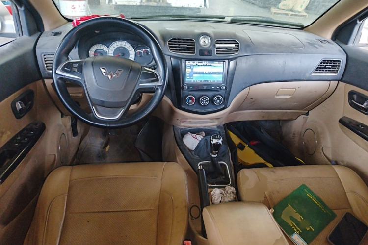 Used Wuling Hongguang 2013 1.5L S Luxury Model Center Console