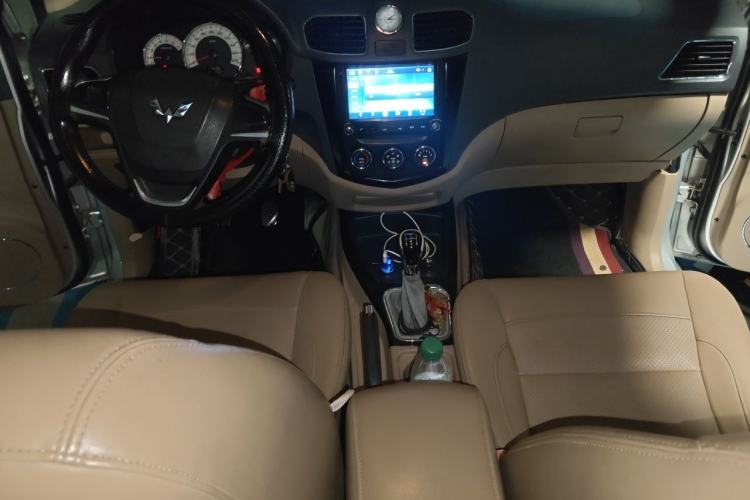 Used Wuling Hongguang 2013 1.5L S Luxury Model Center Console