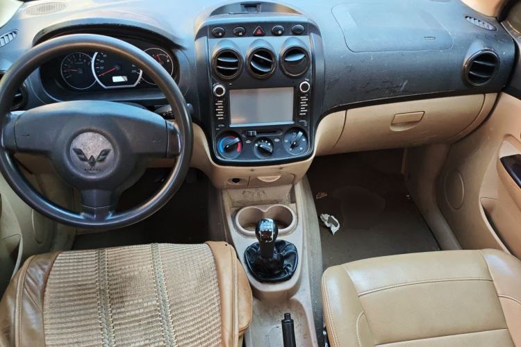 Used Wuling Hongguang 2013 1.5L Luxury Model Center Console