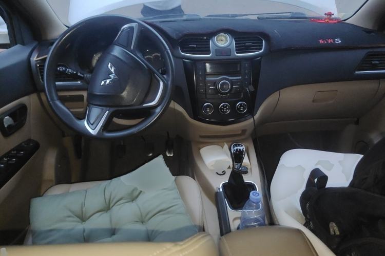 Used Wuling Hongguang 2013 1.2L S Comfort Model China IV Standard Center Console