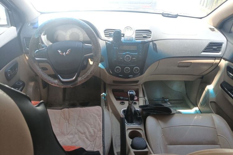 Used Wuling Hongguang 2013 1.5L S Comfort Model Center Console
