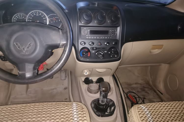 Used Wuling Hongguang 2013 1.5L Luxury Model Center Console