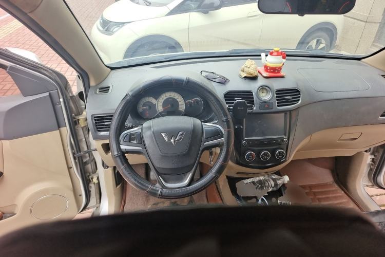 Used Wuling Hongguang 2013 1.5L Luxury Model Center Console