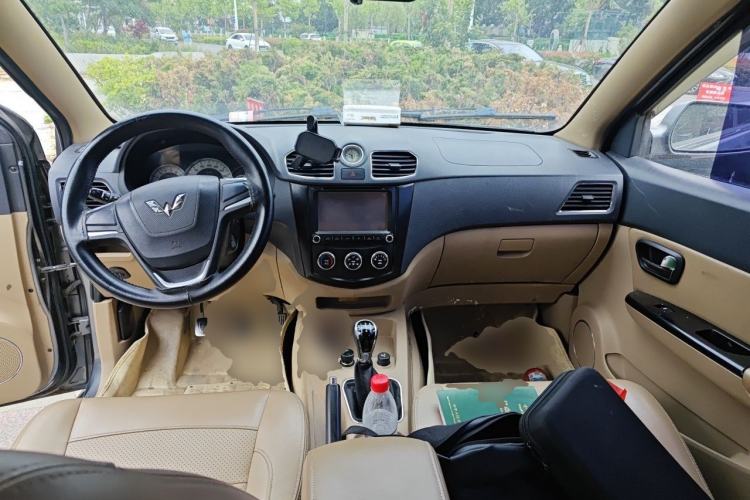 Used Wuling Hongguang 2013 1.5L S Comfort Model Center Console