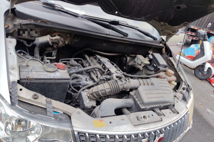 Used Wuling Hongguang 2013 1.5L Standard Version Engine Bay
