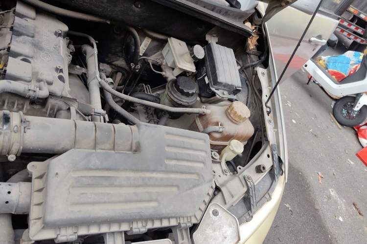 Used Wuling Hongguang 2013 1.5L Standard Version Engine Bay Left