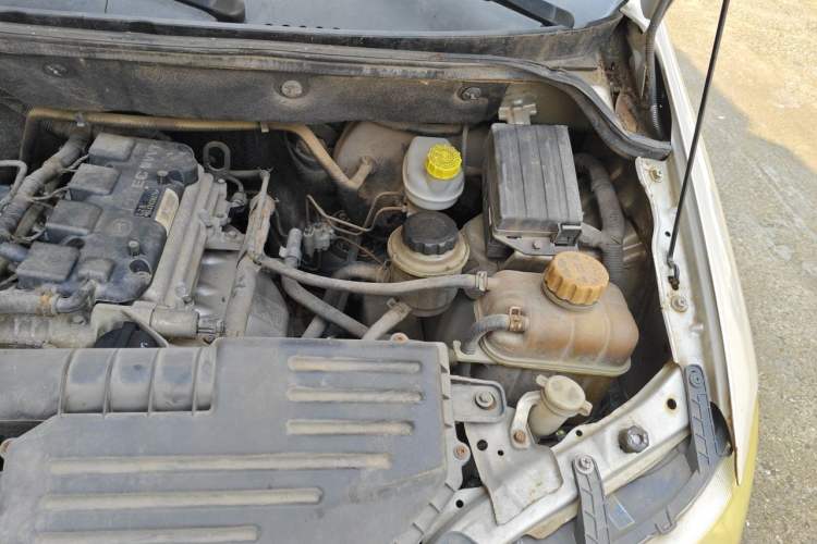 Used Wuling Hongguang 2013 1.5L Base Version Engine Bay Left