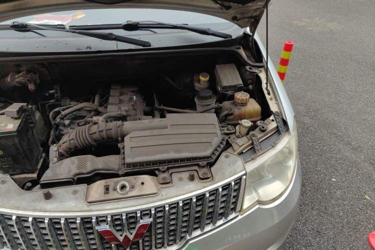 Used Wuling Hongguang 2013 1.5L Standard Version Engine Bay Left