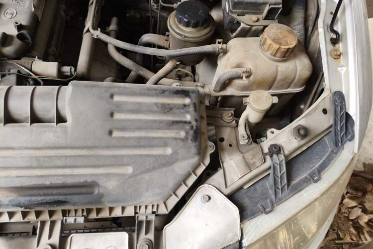 Used Wuling Hongguang 2013 1.5L Base Version Engine Bay Left