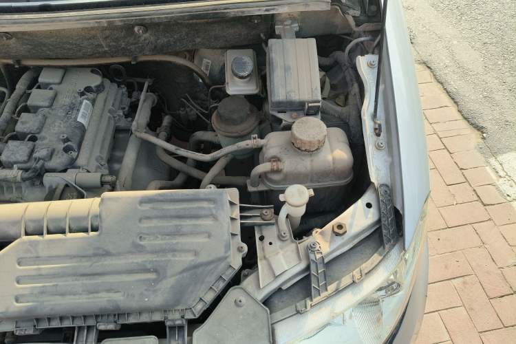 Used Wuling Hongguang 2013 1.5L Base Version Engine Bay Left