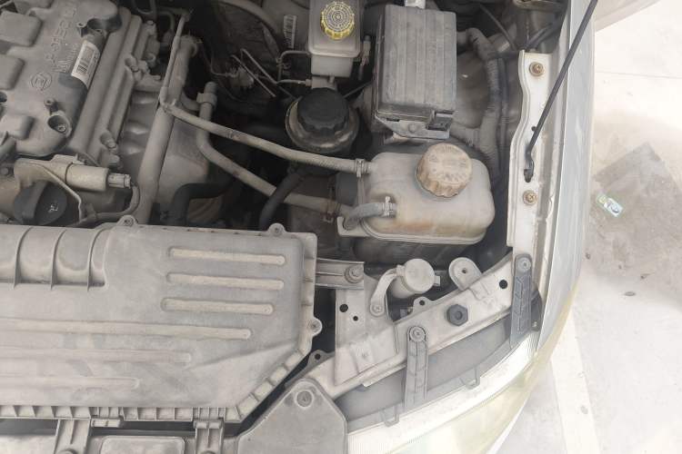 Used Wuling Hongguang 2013 1.5L Base Version Engine Bay Left