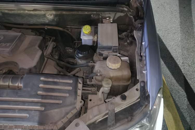 Used Wuling Hongguang 2013 1.5L Luxury Model Engine Bay Left