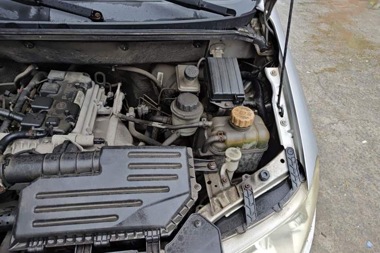 Used Wuling Hongguang 2013 1.5L Base Version Engine Bay Left
