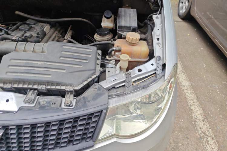 Used Wuling Hongguang 2013 1.5L Base Version Engine Bay Left